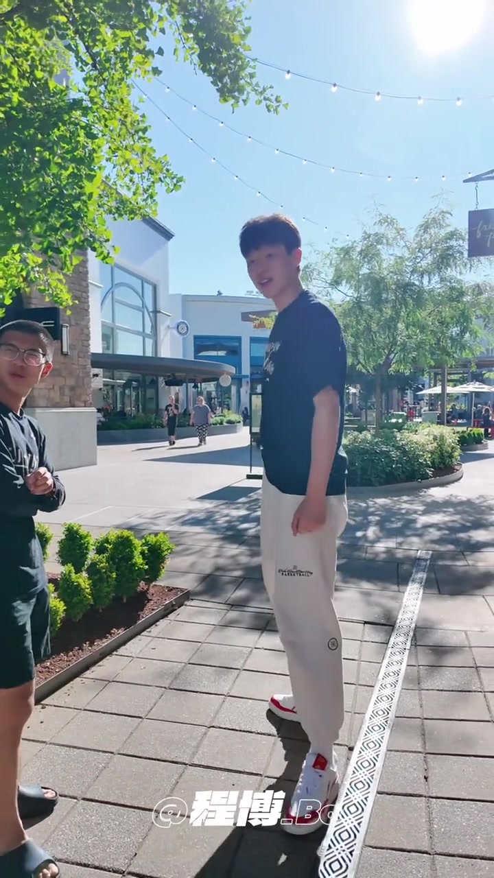 阳光男孩！媒体人晒杨瀚森新发型：收获一大波当地粉丝 开心的1天