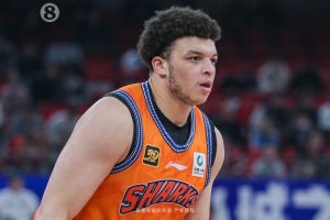 开云APP-打得挺难受！洛夫顿上半场8中4砍14+5+6+3断 但出现6次失误