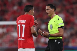 开云官网-切尔西客战华沙莱吉亚裁判：荷兰裁判组执法，主裁判霍聚比于克