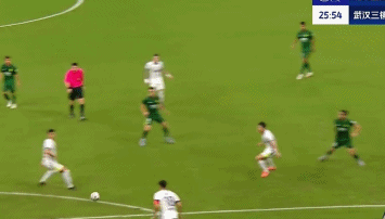 kaiyun.com-中超争议判罚！法比奥造点，三镇球员集体不满，VAR介入5分钟