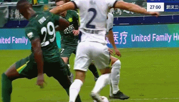 kaiyun.com-中超争议判罚！法比奥造点，三镇球员集体不满，VAR介入5分钟