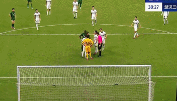kaiyun.com-中超争议判罚！法比奥造点，三镇球员集体不满，VAR介入5分钟