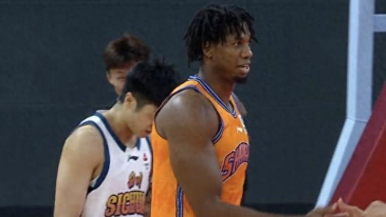 开云官网-洛夫顿31分上海战胜广东闯进杯赛四强,赛季三杀打服广东