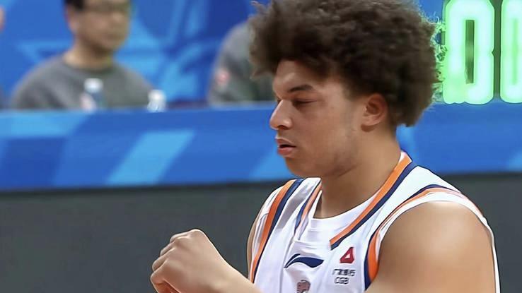 开云官网-洛夫顿31分上海战胜广东闯进杯赛四强,赛季三杀打服广东