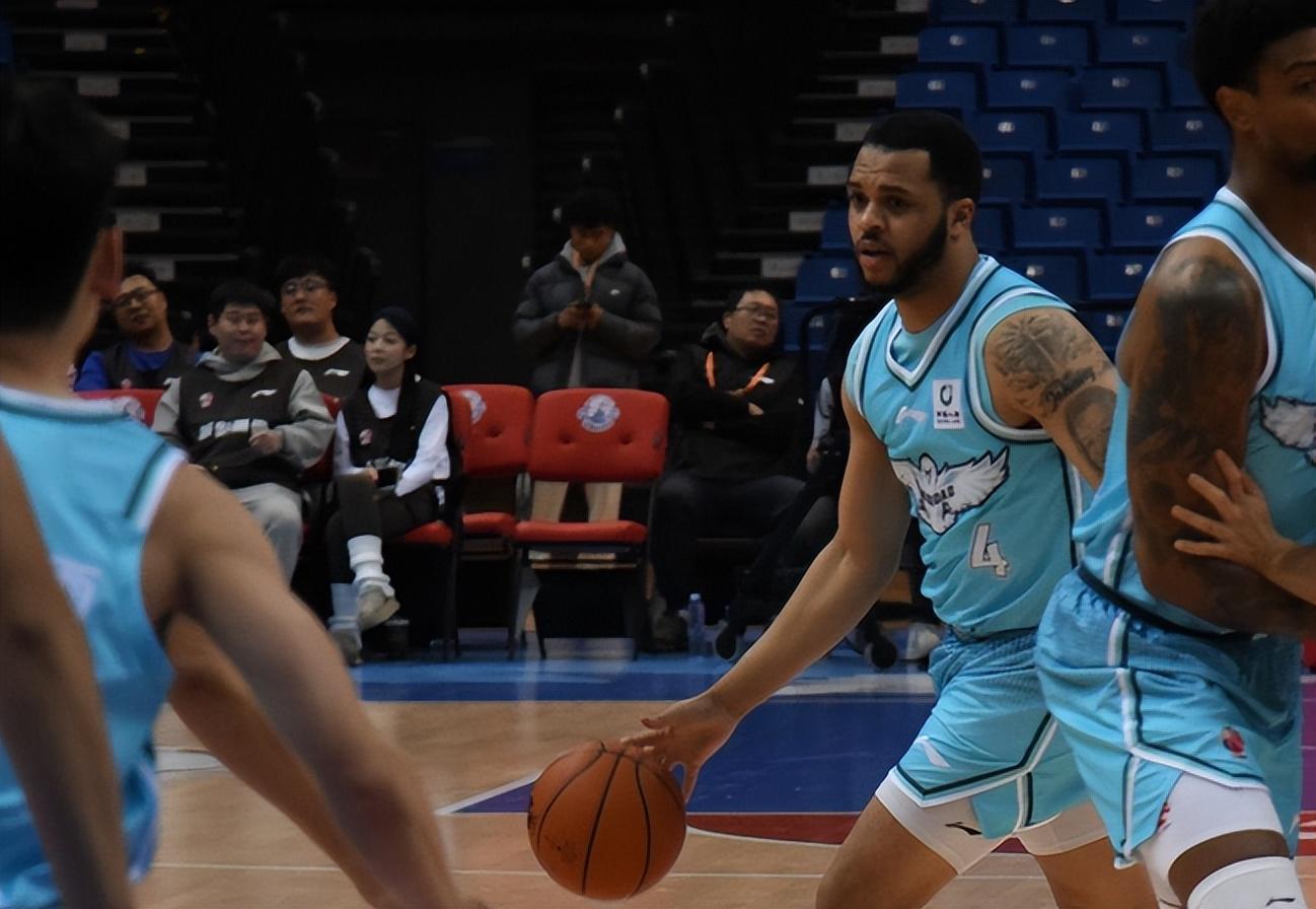 开云APP-7分险胜!青岛男篮力克广州 首发齐上双+米奇两双 郭艾伦空砍25分