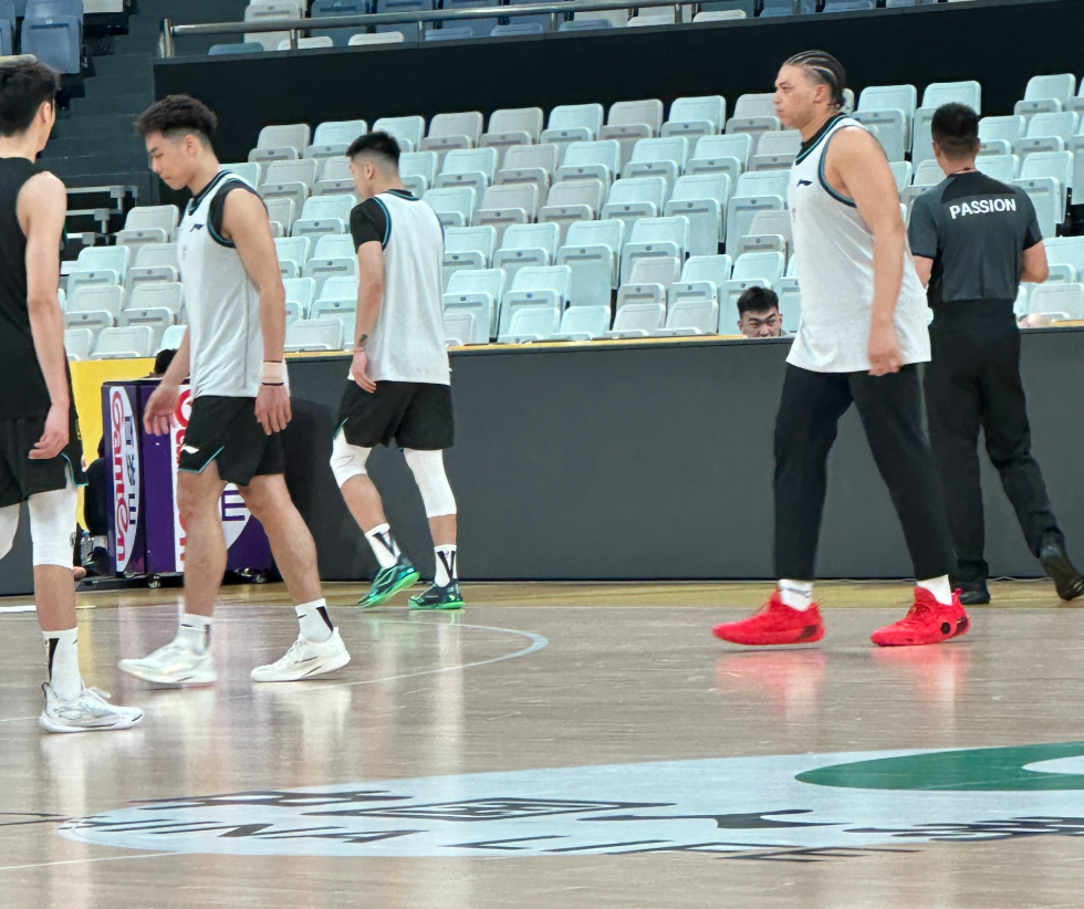 开云官网-上海热身险胜广厦！李添荣复出三分6中6，白边统治篮下！