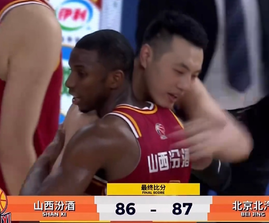 kaiyun.com-太硬了！翟晓川双腿缠满绷带罚球制胜 5人伤停许利民盛赞全队坚韧